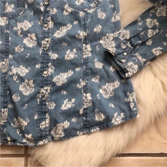 Forever 21 Chambray Rose Buttondown - Picture 5 of 5